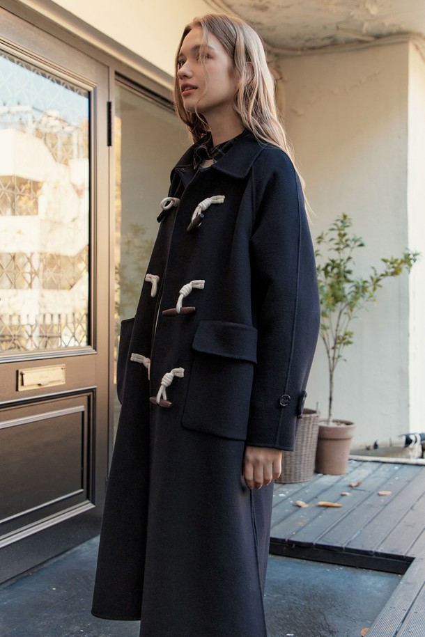 캐시미어 소재의 네이비 컬러 더플 코트입니다. 부드러운 촉감과 두꺼운 두께로 가을, 겨울철 따뜻하게 착용할 수 있습니다. 롱 기장의 레귤러핏으로 클래식하고 베이직한 스타일을 연출하며, 토글 버튼 디테일이 특징입니다. 출근룩, 오피스룩, 모임룩 등 다양한 TPO에 활용 가능하며, 미니멀하고 시크한 스타일을 완성합니다. 여성 의류로, 데일리룩에 세련됨을 더해줄 아이템입니다.
