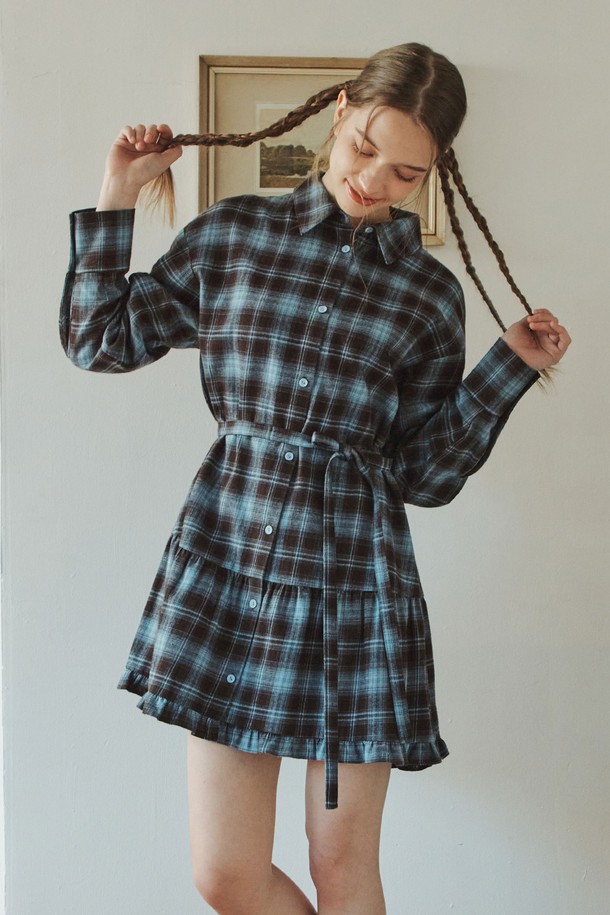 **[2컬러] 체크 셔츠 원피스**는 부드러운 면 소재로 제작되어 편안한 착용감을 선사합니다. 봄, 가을에 어울리는 긴 소매 기장의 레귤러핏 원피스로, 데일리 및 일상 룩에 활용하기 좋습니다. 카라 디자인과 셔츠 디테일이 더해져 캐주얼하면서도 베이직한 스타일을 연출합니다. 2가지 컬러 옵션으로 제공되며, 체크 패턴이 돋보이는 디자인입니다. 미니멀한 스타일을 선호하는 여성분들께 추천합니다.
