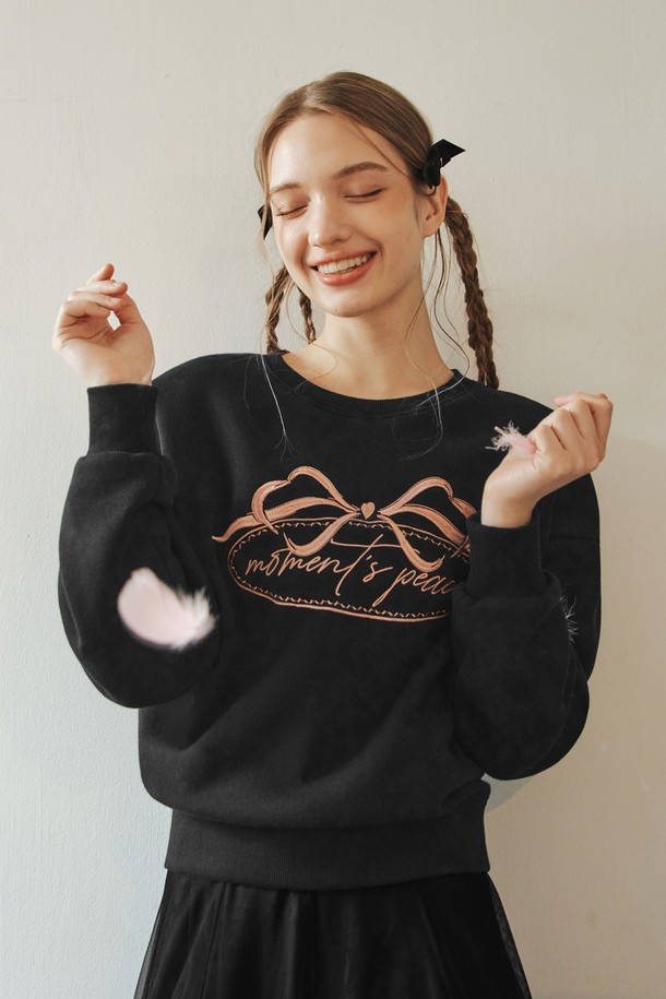 모먼츠피스 맨투맨 / 블랙은 부드러운 촉감의 면과 폴리에스테르 혼방 소재로 제작되어 봄, 가을, 겨울 세 계절 모두 활용 가능한 여성용 맨투맨입니다. 캐주얼하고 베이직한 스타일로, 루즈핏 디자인과 라운드넥, 긴 소매 기장이 편안한 착용감을 선사합니다. 리본 그래픽의 감성적인 레터링 자수 디테일이 돋보이며, 자수 작업으로 완성도를 높였습니다. 데이트룩, 봄 소풍룩 등 다양한 TPO에 어울리며, 스커트나 팬츠 등 어떤 아이템과도 쉽게 매치하여 미니멀하고 클래식한 스타일을 연출할 수 있습니다.
