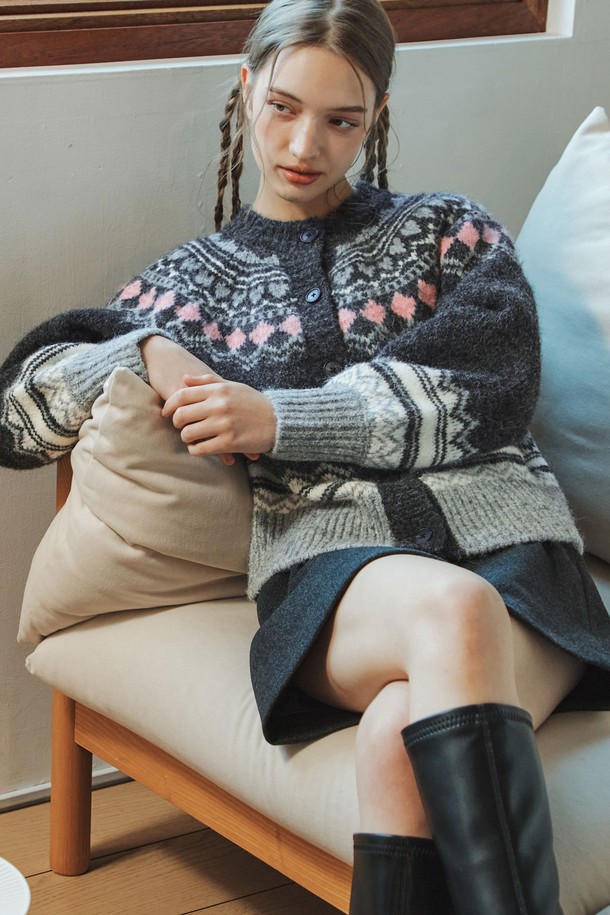 **하트 노르딕 울 가디건 / 그레이**

부드러운 촉감의 하트 노르딕 울 가디건입니다. 포근한 겨울을 위한 두꺼운 두께감과 루즈핏으로 편안한 착용감을 선사합니다. 4가지 컬러 조합의 노르딕 패턴과 넓은 립 디테일이 돋보이며, 라운드넥과 긴소매 디자인으로 다양한 스타일 연출이 가능합니다. 집콕룩, 산책룩 등 캐주얼, 클래식, 미니멀 스타일 모두 소화 가능한 아이템입니다. 볼륨감 있는 실루엣과 리브드 네크라인, 밑단이 특징입니다.
