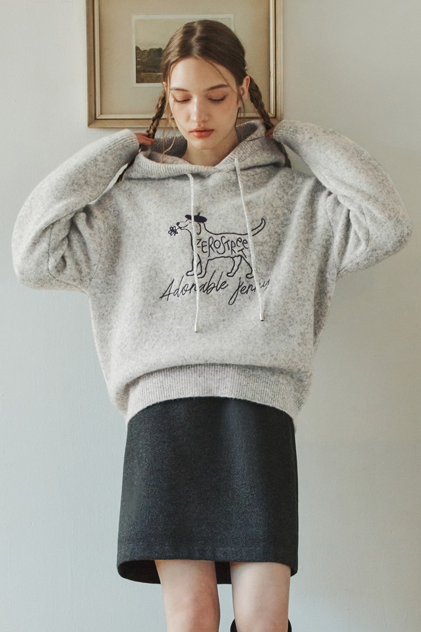 **[2컬러] 제리 울 후드 스웨터**

부드러운 촉감과 포근함을 선사하는 [2컬러] 제리 울 후드 스웨터입니다. 아이보리, 그레이 2가지 색상으로 출시되었으며, 쌀쌀한 가을과 겨울에 따뜻하게 입을 수 있습니다. 헤어리한 원사가 특징이며, 사랑스러운 리트리버 제리 자수 포인트로 캐주얼하고 러블리한 무드를 연출합니다. 루즈핏 디자인과 후드 네크라인으로 편안한 착용감을 제공하며, 집콕룩이나 산책룩 등 다양한 TPO에 활용 가능합니다.
