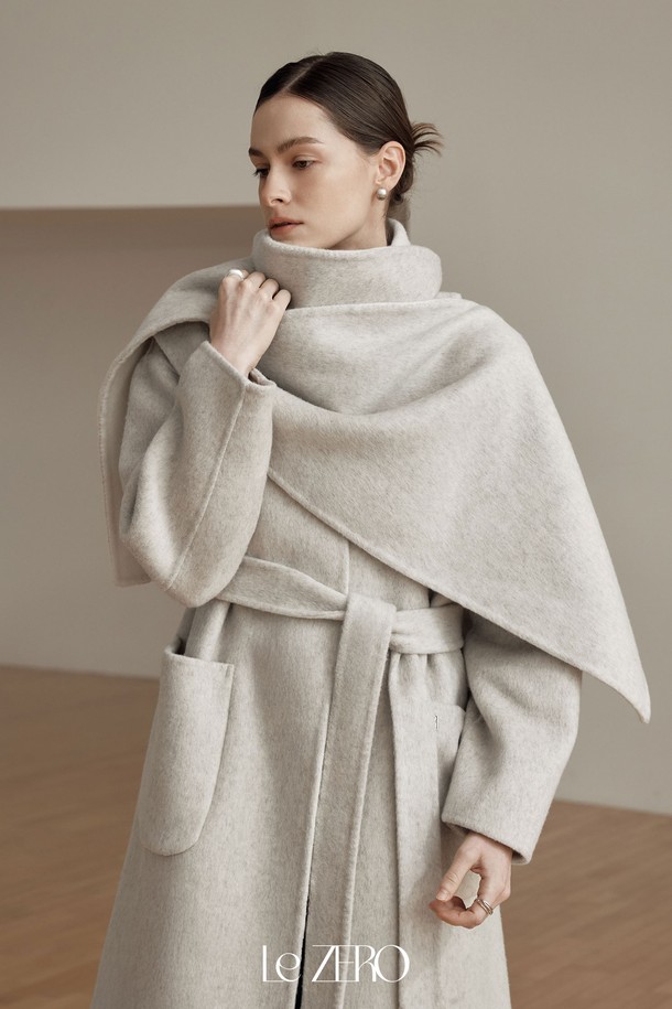 르제로 울 맥시 숄 코트 / 크림은 여성스러운 스타일을 강조하는 아우터입니다. 메리노 울 소재로 제작되어 부드러운 촉감과 은은한 광택을 선사하며, 가을과 겨울에 따뜻하게 착용할 수 있습니다. 숄 카라 디테일과 벨트 클로저가 우아한 분위기를 연출하며, 루즈핏 디자인으로 편안함을 더했습니다. 무지 패턴에 심플한 포켓과 미니멀 펜던트 장식이 더해져 미니멀하면서도 시크한 스타일을 완성합니다. 오피스룩, 출근룩, 모임룩 등 다양한 TPO에 활용할 수 있습니다.
