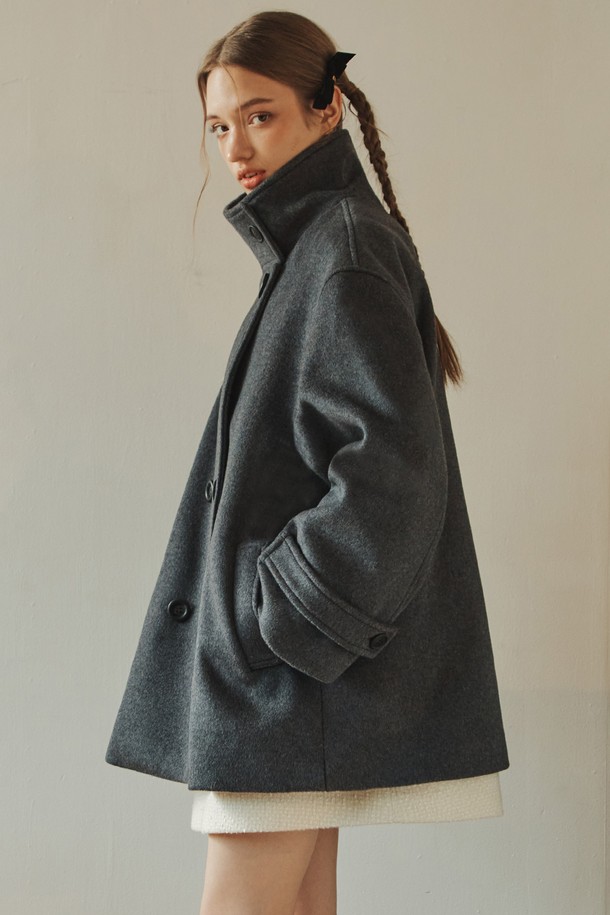 차분하고 세련된 무드의 울 더블 하프 코트입니다. 클래식과 미니멀 스타일을 모두 아우르는 디자인으로, 차콜 컬러가 시크한 분위기를 연출합니다. 부드러운 울과 폴리에스테르 혼방 소재로 제작되어 겨울철에도 따뜻하게 착용할 수 있으며, 하이넥 디자인과 소매단 스트랩, 미니멀 포켓 디테일이 돋보입니다. 루즈핏으로 편안한 착용감을 선사하며, 안감이 있어 더욱 쾌적하게 입을 수 있습니다. 출근룩, 오피스룩, 모임룩 등 다양한 TPO에 활용 가능합니다.
