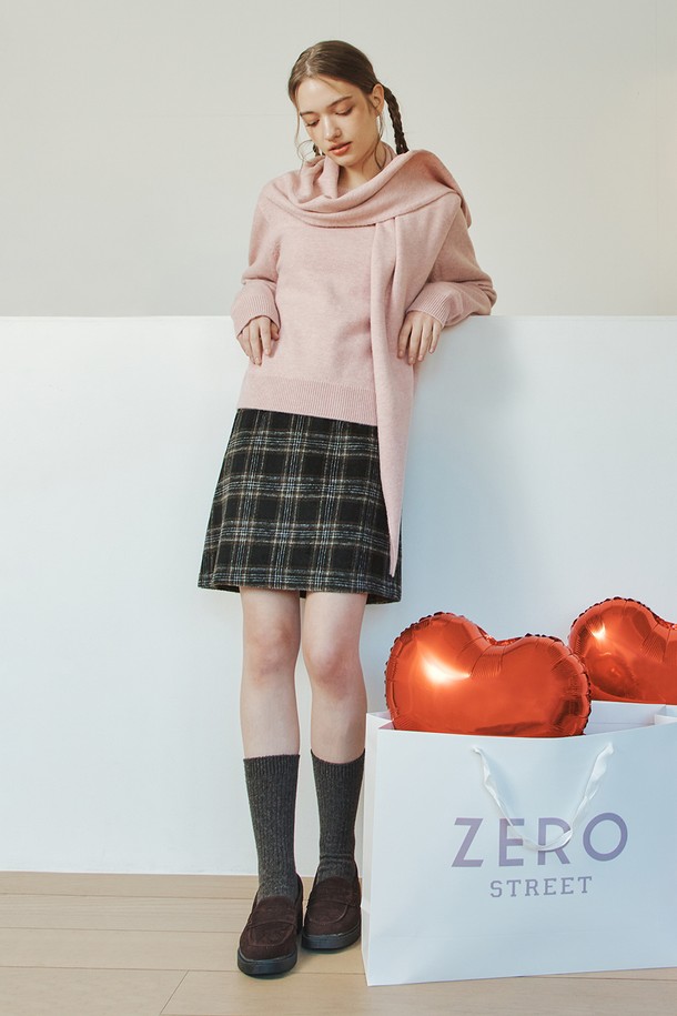 허쉬 체크 스커트 / 브라우니 블랙은 가을, 겨울 시즌에 어울리는 여성용 미니스커트입니다. A라인 핏과 부드러운 촉감의 폴리에스터, 울 혼방 소재로 제작되어 따뜻하고 편안한 착용감을 선사합니다. 브라우니 블랙 컬러의 체크 패턴이 내추럴하면서도 러블리한 스타일을 연출하며, 안감과 옆지퍼 디테일로 실용성을 더했습니다. 데이트룩, 모임룩, 출근룩 등 다양한 TPO에 활용 가능한 클래식, 미니멀, 걸리시 무드의 스커트입니다. 중간 두께감으로 간절기부터 겨울까지 폭넓게 활용할 수 있으며, 비침 걱정 없이 착용할 수 있습니다.
