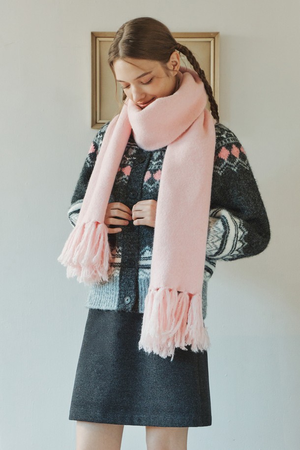 허쉬 플레인 스커트 / 그레이는 여성용 미니스커트입니다. 부드러운 촉감의 폴리에스테르, 레이온, 아크릴 혼방 소재로 제작되었으며, 안감이 있어 편안하게 착용할 수 있습니다. A라인 핏에 무지 디자인으로, 클래식, 미니멀, 시크 스타일을 연출하기 좋습니다. 허리 라인을 잡아주는 사이드 지퍼와 신축성 있는 소재로 활동성을 높였으며, 비침 걱정 없이 겨울철 오피스룩, 모임룩, 데이트룩에 활용하기 좋습니다.
