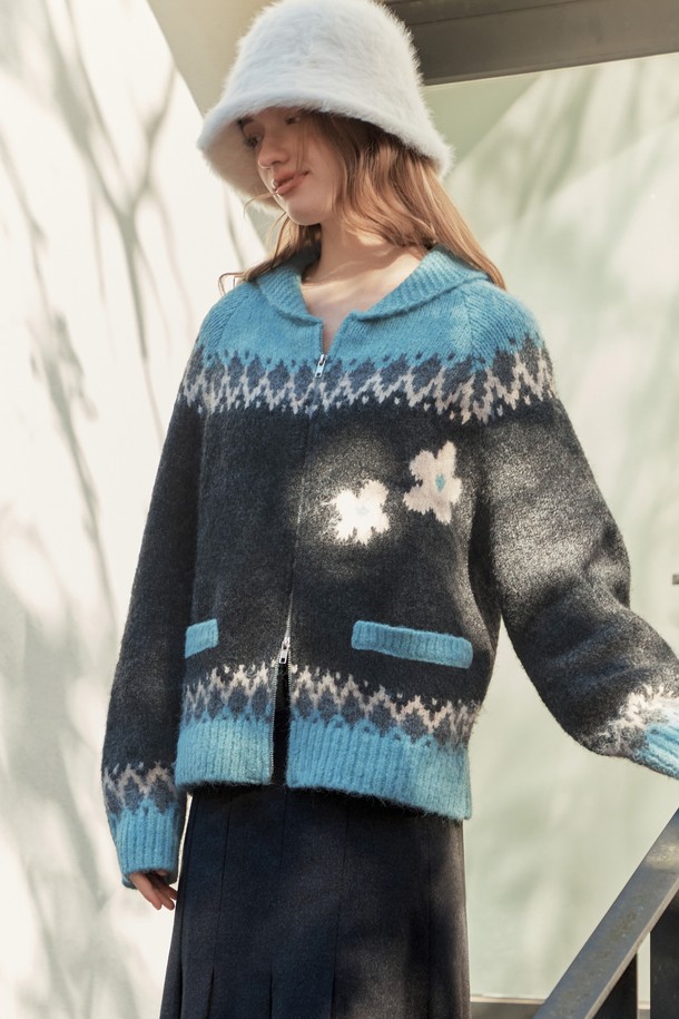 블루 컬러의 플라워 노르딕 울 가디건입니다. 부드러운 촉감의 폴리에스테르, 아크릴, 울, 스판덱스 혼방 소재로 제작되어 겨울철에도 따뜻하게 착용할 수 있습니다. 릴랙스핏 라운드넥 디자인에 긴 소매, 투웨이 지퍼, 라글란 숄더라인, 넓은 립 디테일이 특징이며, 신축성 있는 소재로 편안한 착용감을 선사합니다. 플라워와 노르딕 패턴이 어우러져 캐주얼하면서도 클래식한 무드를 연출하며, 집콕룩이나 산책룩으로 활용하기 좋습니다. 두꺼운 두께감으로 보온성을 높였습니다.
