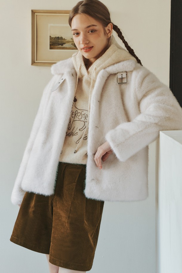 **[2컬러] 소프트 하이넥 퍼 재킷**

부드럽고 포근한 페이크퍼 소재의 [2컬러] 소프트 하이넥 퍼 재킷입니다. 데일리룩에 활용하기 좋은 캐주얼 스타일의 여성 아우터로, 겨울철 따뜻함을 선사합니다. 바람을 막아주는 하이넥 디자인과 카라 연출이 가능한 투웨이 스타일로, 다양한 분위기를 연출할 수 있습니다. 벨트 모양의 비조 장식과 견고한 여밈 디테일이 돋보이며, 몸판과 포켓에는 플리스 안감을 적용하여 보온성을 높였습니다. 모임룩이나 연말 모임룩에 매치하여 세련된 스타일을 완성해 보세요.
