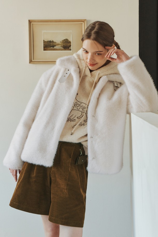 부드러운 코듀로이 소재의 여성용 숏팬츠입니다. 톤 다운된 브라운 컬러로, 봄, 가을 시즌 데일리룩과 캐주얼룩에 활용하기 좋습니다. 넉넉한 와이드 핏과 릴랙스핏으로 편안한 착용감을 선사하며, 뒷밴딩 처리로 활동성을 더했습니다. 벨트 세트 구성에 미니백이 포함되어 있어 실용적이며, 투플리츠 디테일과 클린 실루엣으로 세련된 스타일을 연출합니다. 산책룩, 모임룩 등 다양한 TPO에 캐주얼, 클래식, 미니멀 스타일로 제안합니다.
