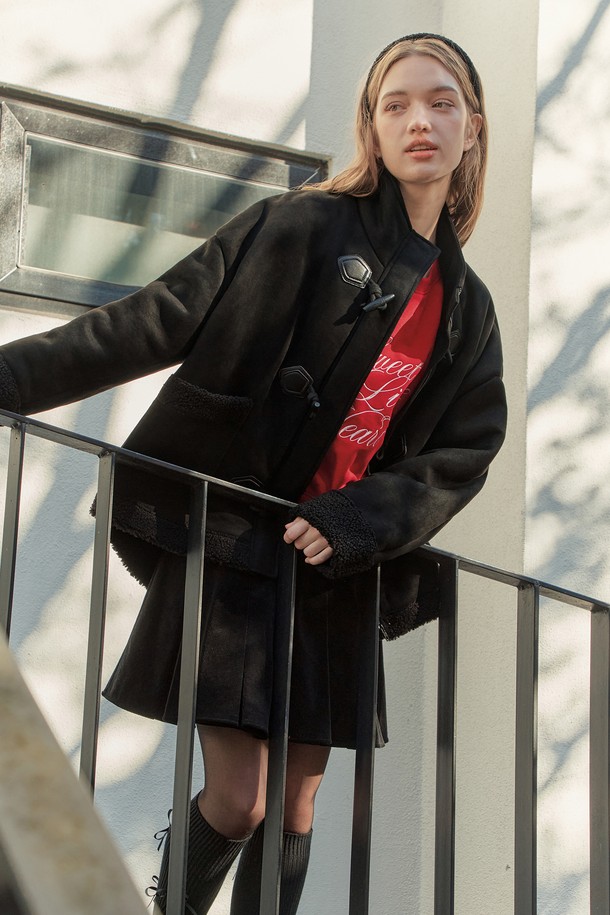 **시어링 무스탕 / 블랙**

부드러운 촉감과 보온성을 자랑하는 여성용 블랙 시어링 무스탕입니다. 캐주얼 및 스트릿 스타일을 연출하기 좋으며, 겨울철 데일리룩에 활용하기 좋습니다. 하이넥 디자인과 넉넉한 루즈핏으로 편안한 착용감을 선사합니다. 견고한 겉감과 포근한 포켓 안감, 긴 소매 기장으로 추운 날씨에도 따뜻하게 입을 수 있습니다. 지퍼 여밈 방식으로 간편하게 착용 가능하며, 무지 패턴으로 어떤 스타일에도 잘 어울립니다.
