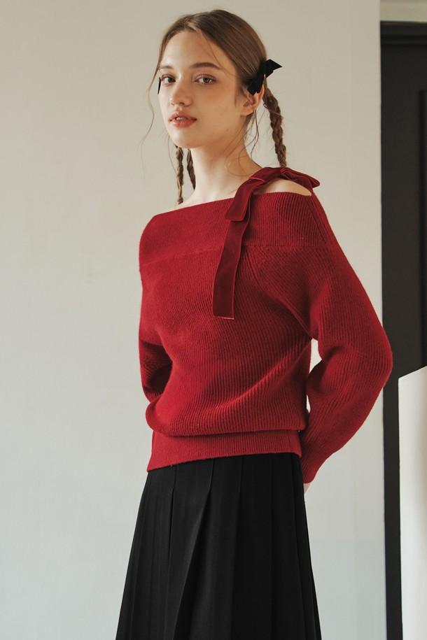 리본 언발란스 오프숄더 스웨터는 우아하고 캐주얼한 스타일을 연출하는 여성 상의입니다. 부드러운 촉감의 아크릴, 폴리에스테르, 나일론 혼방 소재로 제작되어 가을과 겨울에 따뜻하게 착용할 수 있습니다. 언발란스 디자인과 벨벳 리본 디테일이 특징이며, 한쪽 어깨를 내려 더욱 여성스러운 분위기를 더합니다. 릴랙스핏으로 편안함을 선사하며, 데이트룩, 모임룩, 연말 모임룩 등 다양한 TPO에 활용 가능합니다. 긴 소매와 두꺼운 두께감으로 보온성을 높였습니다.
