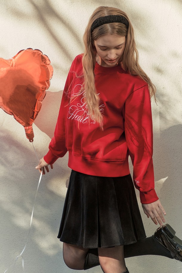 사랑스러운 리본 자수가 포인트인 레터링 맨투맨입니다. 부드러운 면 소재로 제작되어 편안한 착용감을 선사하며, 겨울철 따뜻하게 입을 수 있도록 안감 기모 처리가 되어 있습니다. 라운드넥 디자인에 긴 소매 기장으로, 데일리룩, 캐주얼룩, 러블리룩 등 다양한 스타일에 활용하기 좋습니다. 레귤러핏과 루즈핏 두 가지 핏으로 출시되어, 취향에 맞게 선택 가능합니다. 레드 컬러에 레터링과 리본 자수 디테일이 더해져 캐주얼하면서도 사랑스러운 무드를 연출합니다.
