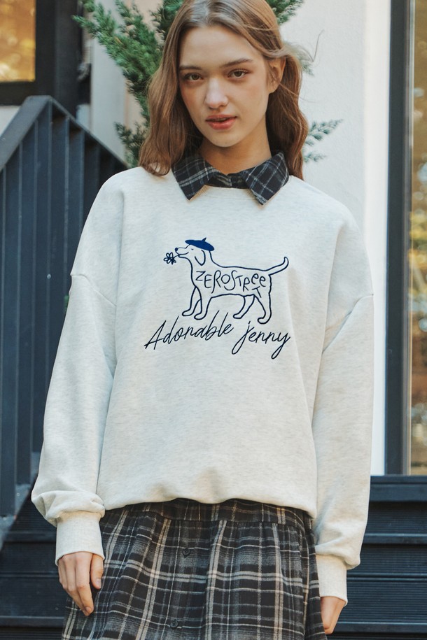 플라워 제리 맨투맨 / 오트밀은 부드러운 기모 안감으로 포근함을 더한 여성 맨투맨입니다. 캐주얼하고 귀여운 스타일의 의류로, 일상복으로 편안하게 착용하기 좋습니다. 라운드넥 디자인에 루즈핏으로 제작되어 여유로운 착용감을 선사하며, 긴 소매와 시보리 마감으로 안정감을 더했습니다. 오트밀 컬러에 플라워 및 레터링, 자수 패턴이 포인트로 들어가 베이직하면서도 사랑스러운 분위기를 연출합니다. 가을, 겨울 시즌에 따뜻하게 입을 수 있는 데일리 아이템입니다.
