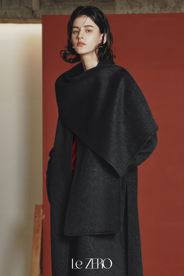 "르제로 울 맥시 숄 코트"는 차콜 컬러의 여성용 코트입니다. 가을과 겨울에 어울리는 두꺼운 두께감의 롱 기장 숄카라 코트로, 릴랙스핏과 루즈핏으로 편안하게 착용할 수 있습니다. 부드러운 울, 폴리에스테르, 아크릴, 나일론 혼방 소재로 제작되었으며, 숄 디테일과 벨트가 포함되어 우아하고 미니멀한 스타일을 연출합니다. 오픈형 또는 타이드 방식으로 연출 가능하며, 포켓이 있어 실용성을 더했습니다. 출근룩, 모임룩, 데이트룩 등 다양한 TPO에 클래식, 미니멀, 시크한 스타일로 활용하기 좋습니다.
