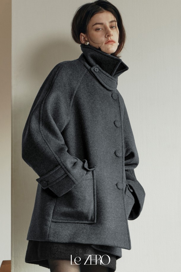 세련된 룩을 완성해 줄 [2컬러] 르제로 사이드 버튼 포인트 울 코트입니다. 부드러운 촉감의 울, 모, 폴리에스테르 혼방 소재로 제작되어 포근하고 따뜻한 착용감을 선사합니다. 하프 기장과 릴랙스 핏으로 편안하면서도 스타일리시하게 연출할 수 있으며, 래글런 소매 디테일이 돋보입니다. 차콜(Charcoal), 크림(Cream) 두 가지 컬러로 출시되어 데일리룩, 출근룩, 모임룩 등 다양한 TPO에 활용 가능합니다. 하이넥 연출이 가능하며, 안감과 신축성, 패드락 버튼과 로고 팬던트, 스트랩 등의 특징으로 미니멀, 모던, 베이직, 캐주얼 스타일을 모두 소화할 수 있습니다.
