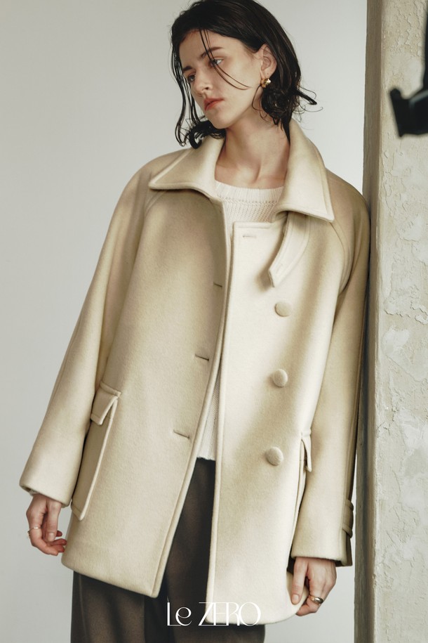 [2컬러] 르제로 사이드 버튼 포인트 울 코트는 여성스러운 실루엣을 강조하는 하이넥 코트입니다. 부드러운 울과 폴리에스테르 혼방 소재로 제작되어 겨울철에도 따뜻하게 착용할 수 있으며, 안감이 있어 편안한 착용감을 선사합니다. 차콜과 크림 두 가지 컬러로 출시되어, 미니멀하고 클래식한 스타일을 연출하기 좋습니다. 루즈핏 디자인과 래글런 소매, 사이드 버튼 포인트가 특징이며, 출근룩, 오피스룩, 모임룩 등 다양한 TPO에 활용 가능합니다. 하프, 미디엄 기장으로 어떤 룩에도 세련됨을 더해줍니다.
