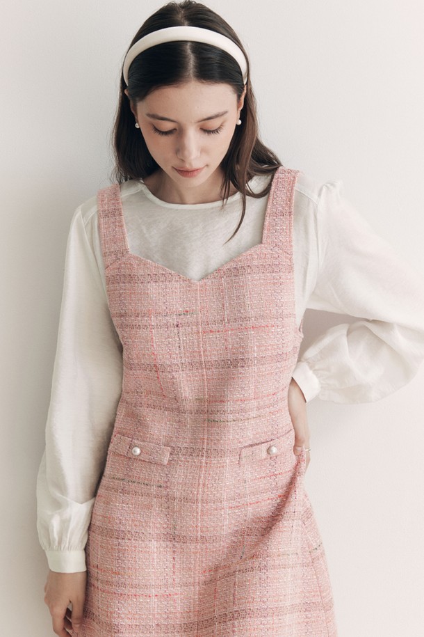 하트넥 미니 원피스 / 핑크는 여성스러운 매력을 돋보이게 하는 미니 원피스입니다. 부드러운 폴리에스테르 소재로 제작되어 편안한 착용감을 선사하며, A라인 핏과 하트넥 디자인이 우아한 실루엣을 연출합니다. 핑크 컬러와 무지 패턴이 미니멀하면서도 로맨틱한 분위기를 더하고, 긴 소매와 중간 두께감으로 봄, 여름 시즌에 적합합니다. 데이트룩, 카페룩, 모임룩 등 다양한 TPO에 활용할 수 있으며, 버튼 디테일과 안감 처리, 비침 없는 디자인으로 완성도를 높였습니다.
