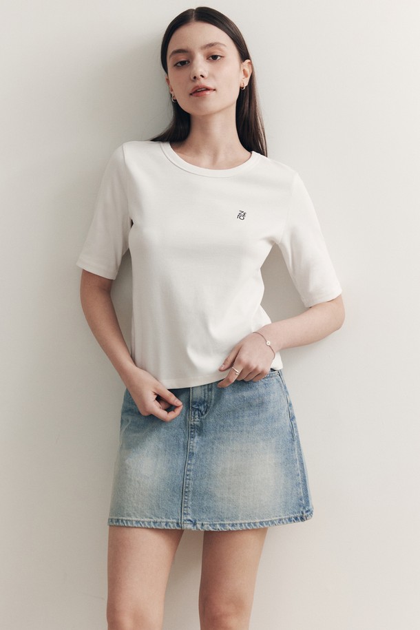 산뜻한 라이트 인디고 컬러의 베이직 미니 데님 스커트입니다. 면 소재의 A라인 핏으로 제작되어 편안하면서도 여성스러운 실루엣을 연출합니다. 봄, 여름 시즌에 활용하기 좋으며, 뻣뻣함과 부드러움이 공존하는 촉감과 무지 디자인으로 어떤 상의에도 잘 어울리는 데일리 아이템입니다.
