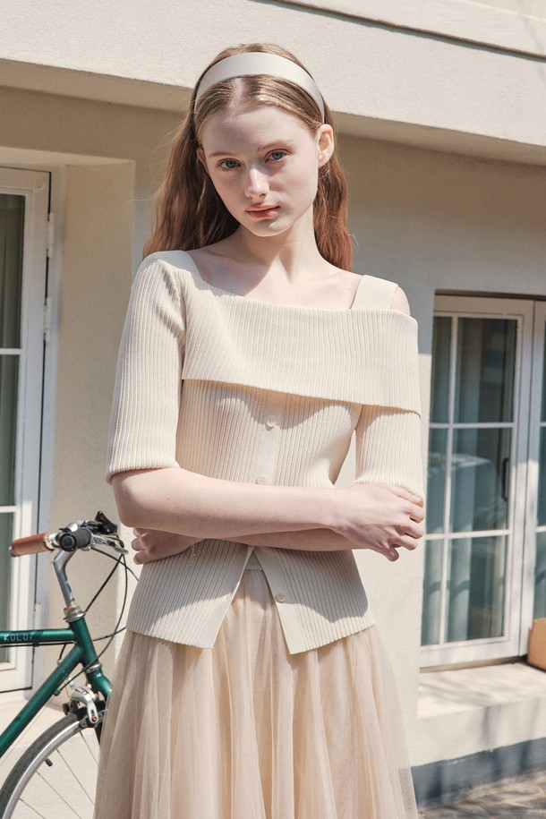 **[2컬러] 버튼 포인트 언발란스 니트**는 바닐라 베이지와 애쉬 블루 두 가지 색상으로 출시되었으며, 봄, 여름에 활용하기 좋은 여성용 니트/스웨터입니다. 레이온과 나일론 혼방의 부드러운 촉감과 중간 두께감으로 편안하게 착용 가능하며, 언밸런스 숄더 오프닝과 버튼 디테일이 세련된 포인트를 더합니다. 슬림핏 스퀘어넥 디자인에 골지 패턴, 반소매 기장으로 시원하고 베이직한 스타일을 연출하며, 꼬임사 사용으로 통기성이 뛰어나고 비침 없이 신축성 있게 즐길 수 있습니다.
