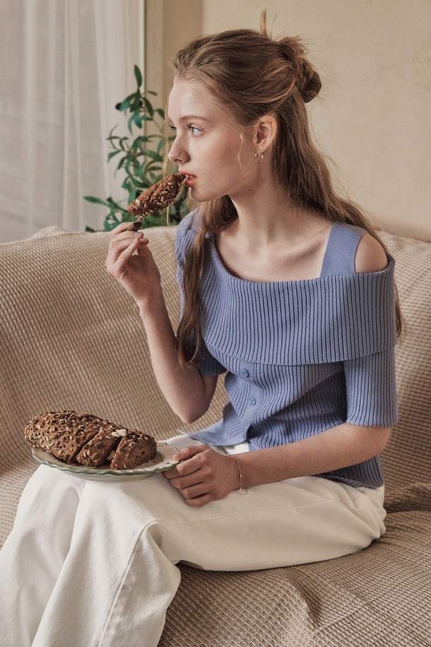 [2컬러] 버튼 포인트 언발란스 니트는 부드러운 촉감의 레이온, 나일론 혼방 소재로 제작되어 봄, 여름 시즌에 시원하게 착용하기 좋습니다. 슬림핏 디자인에 언밸런스 숄더 오픈과 버튼 디테일이 더해져 모던하면서도 미니멀한 스타일을 연출하며, 하이트위스트 원사를 사용하여 통기성이 뛰어나고 신축성 있게 활동할 수 있습니다. 바닐라 베이지, 애쉬 블루 두 가지 컬러로 만나보세요.
