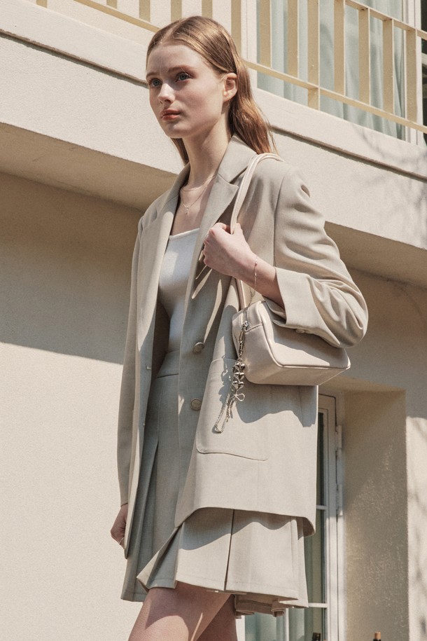 베이지와 블루, 2가지 컬러로 만나보는 [2컬러] 라이트 플리츠 스커트입니다. 폴리에스테르와 폴리우레탄 혼방 소재로 제작되어 봄, 여름 시즌에 적합하며, 투톤 원사 혼용으로 은은한 밝기를 더했습니다. A라인 핏과 플리츠 디자인이 어우러져 미니멀하면서도 베이직한 스타일을 연출하며, 안감이 있어 비침 걱정 없이 편안하게 착용할 수 있습니다.
