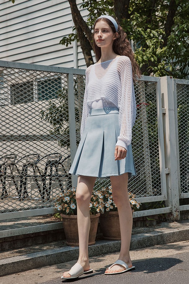 "BEIGE"와 "BLUE" 두 가지 색상으로 출시된 "[2컬러] 라이트 플리츠 스커트"는 봄, 여름 시즌에 어울리는 미디 기장의 플리츠 스커트입니다. A라인 핏과 시원한 촉감의 폴리에스테르, 폴리우레탄 혼방 소재로 제작되었으며, 투톤 원사를 사용하여 은은한 멋을 더했습니다. 안감이 있어 비침 걱정 없이 편안하게 착용 가능하며, 허리 뒷부분의 버튼 여밈과 백 슬릿 디테일로 활동성을 높였습니다.
