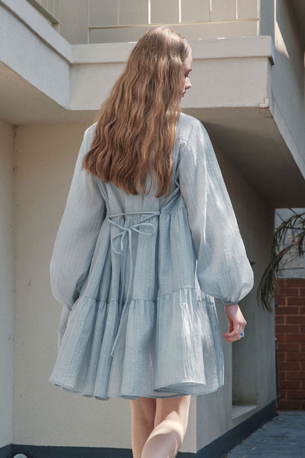 **레인 셔츠 원피스 / 블루 (긴팔ver)**

산뜻한 스카이블루 컬러의 레인 셔츠 원피스입니다. 텐셀, 나일론, 폴리에스터 혼방 소재로 제작되어 가볍고 부드러운 촉감을 선사하며, 봄, 여름 시즌에 시원하게 착용하기 좋습니다. 허리 스트랩으로 핏 조절이 가능하며, 이너 슬립 원피스가 포함되어 있어 더욱 편안하게 스타일링할 수 있습니다. 셔츠와 원피스 두 가지 스타일로 연출할 수 있으며, 루즈핏과 셔츠 칼라 디자인으로 페미닌한 무드를 더했습니다. 데이트룩, 카페룩, 여행룩 등 다양한 TPO에 맞춰 클래식, 미니멀, 로맨틱 스타일을 완성해보세요.
