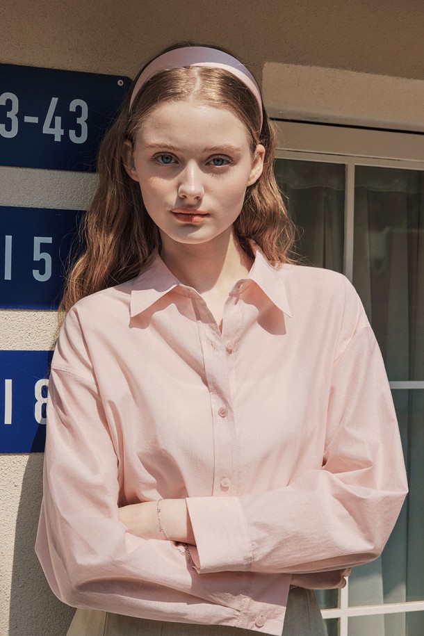 [3컬러] 로맨티코 셔츠는 여름철 데일리 또는 비치웨어로 활용하기 좋은 여성용 셔츠/블라우스입니다. 블루, 핑크, 화이트 색상으로 출시되었으며, 얇고 부드러운 면, 폴리에스테르 혼방 소재를 사용하여 제작되었습니다. 오버핏에 드롭숄더 디자인으로 여유로운 실루엣을 연출하며, 로맨틱하고 캐주얼한 무드를 동시에 느낄 수 있습니다.
