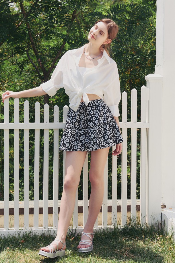 [3컬러] 로맨티코 셔츠는 여름에 어울리는 여성용 긴소매 셔츠/블라우스입니다. 블루, 핑크, 화이트 색상으로 출시되었으며, 무지 패턴의 얇고 부드러운 면, 폴리에스테르 혼방 소재로 제작되어 일상복은 물론 비치웨어로도 활용하기 좋습니다. 드롭 숄더 디자인과 여유 있는 오버핏 실루엣이 특징이며, 로맨틱하고 캐주얼한 스타일을 연출할 수 있습니다.
