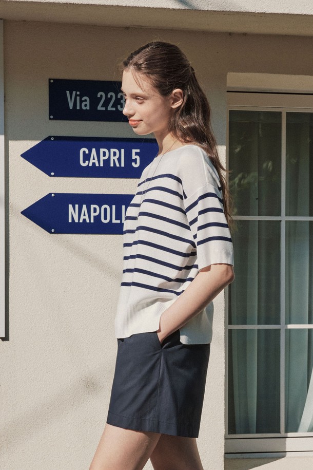 **스트라이프 라운드넥 니트 (반팔.VER)**는 아이보리, 화이트 컬러의 스트라이프 패턴 반팔 니트입니다. 봄, 여름 시즌에 어울리며, 부드러운 촉감의 폴리에스터와 비스코스 혼방 소재로 제작되어 편안한 착용감을 선사합니다. 슬림핏으로 로맨틱하고 베이직한 스타일을 연출하며, 드롭숄더 디자인과 라운드넥 또는 보트넥으로 여성스러운 실루엣을 강조합니다. 데이트룩, 카페룩, 봄 소풍룩 등 다양한 TPO에 활용하기 좋으며, 미니멀, 클래식 스타일을 선호하는 분들께 추천합니다.
