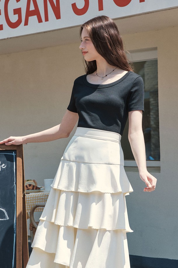 [2컬러] 골지 U넥 반팔 티셔츠는 부드러운 촉감과 뛰어난 신축성을 자랑하며, 슬림핏으로 바디에 밀착되는 실루엣을 연출합니다. 면, 폴리에스테르, 스판덱스 혼방 소재로 제작되었으며, 블랙, 화이트 두 가지 색상으로 만나보실 수 있습니다. 베이직하고 미니멀한 스타일로 단독 착용은 물론 이너웨어로도 활용하기 좋아 다양한 룩을 연출할 수 있습니다.
