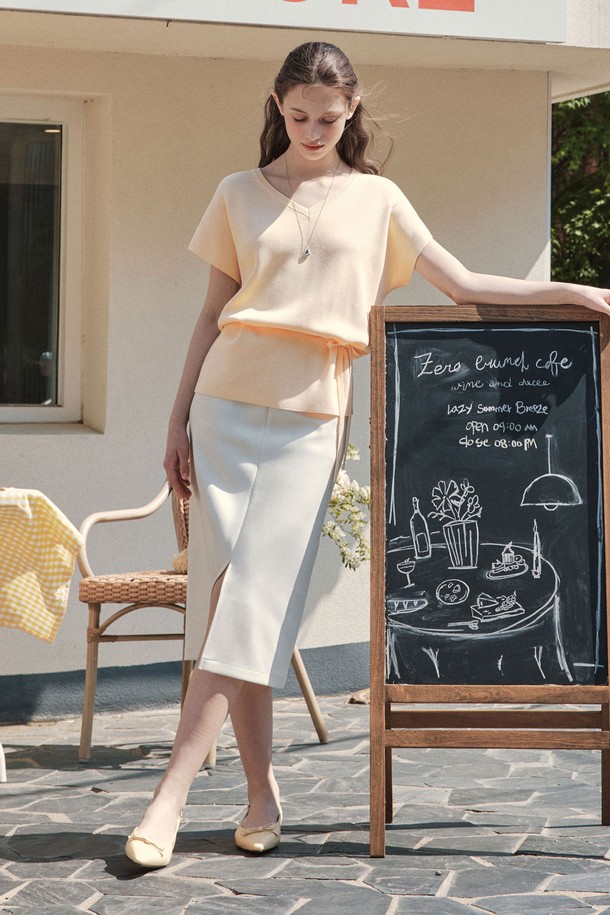 **슬릿 에이치라인 스커트 / 크림**

미니멀하고 베이직한 스타일의 여성용 슬릿 에이치라인 스커트입니다. 부드러운 촉감과 신축성을 갖춘 폴리에스테르와 스판덱스 혼방 소재로 제작되었으며, 허리 밴딩과 앞트임 디테일이 편안함과 디자인적 포인트를 더합니다. 크림과 블랙 두 가지 색상으로 제공되며, 봄, 여름 시즌 일상복으로 활용하기 좋은 미디 기장의 레귤러핏 스커트입니다.
