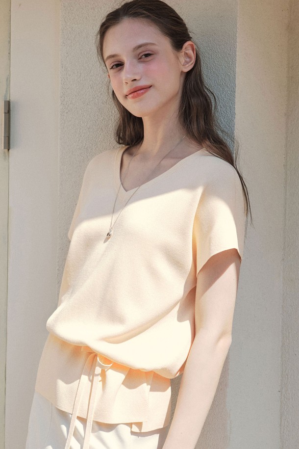 [2컬러] 돌먼 스트랩 니트는 레이온과 나일론 혼방 소재로 부드러운 촉감을 선사하며, 슬림핏으로 여성스러운 실루엣을 연출합니다. V넥 디자인에 민소매 및 스트랩 소매로 시원함을 더하고, 허리 스트랩과 돌먼 슬리브 패턴으로 로맨틱한 무드를 강조합니다. 스카이, 옐로우, 크림 3가지 컬러로 출시되어 봄, 여름 시즌 일상에서 폭넓게 활용 가능하며, 신축성 있는 소재로 편안한 착용감을 제공합니다.
