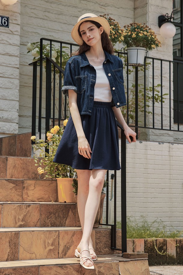 네이비 컬러의 린넨 밴딩 숏 팬츠 스커트는 여름철 데일리 및 캐주얼룩에 적합한 여성 의류입니다. 부드러운 린넨 혼방 소재로 제작되어 편안한 착용감을 선사하며, A라인 플레어 실루엣이 여성스러운 분위기를 더합니다. 허리 전체 밴딩, 사이드 포켓, 이너 팬츠 내장으로 실용성을 높였으며, 중간 두께감으로 시원하게 즐길 수 있습니다.
