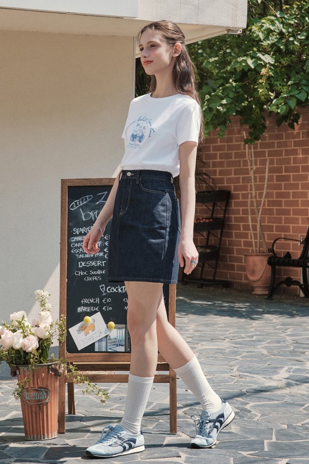 **인디고 미니 데님 스커트**는 여성의 일상룩에 미니멀한 매력을 더하는 베이직 아이템입니다. 중간 두께의 논페이드 데님 소재로 제작되어 컬러 유지력이 뛰어나며, H라인 슬림핏 디자인이 세련된 실루엣을 연출합니다. 신축성이 없고 안감과 비침이 없어 편안하게 착용할 수 있습니다.
