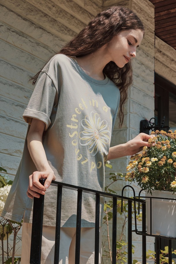 플라워 도넛 프린팅이 돋보이는 플라워 도넛 반팔 티셔츠, 라이트 그레이 컬러입니다. 부드러운 면 소재에 릴랙스 핏으로 편안한 착용감을 선사하며, 봄, 여름 시즌 데일리룩으로 활용하기 좋습니다. 라운드넥 디자인과 반소매 기장으로 캐주얼한 스타일을 연출하며, 동네 마실룩이나 봄 소풍룩에 잘 어울립니다. 신축성이 약간 있으며, 인디 핑크 컬러가 새롭게 추가되었습니다.
