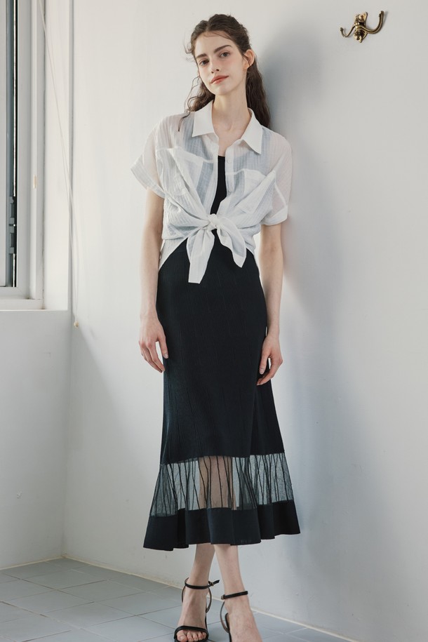 미스티 플레어 니트 스커트 블랙은 레이온, 나일론 혼방의 슬림핏 플레어 스커트로, 봄과 가을에 어울리는 데일리 아이템입니다. 시원한 촉감의 중간 두께 골지 패턴이며, 밴딩 처리와 콘트라스트 보더, 하이트위스트 원사 디테일이 돋보입니다. 비침이 있는 디자인으로 엘레강스한 분위기를 연출합니다.
