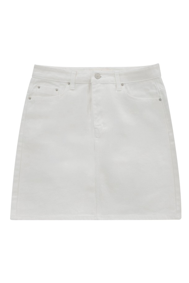 화사한 화이트 컬러의 데님 미니스커트입니다. H라인으로 떨어지는 슬림핏 디자인에 뻣뻣한 촉감의 데님 소재로 제작되어 시크한 무드를 연출합니다. 은색 리벳과 버튼 디테일이 더해져 미니멀하면서도 클래식한 스타일을 완성하며, 봄, 여름 시즌 일상룩에 활용하기 좋습니다.
