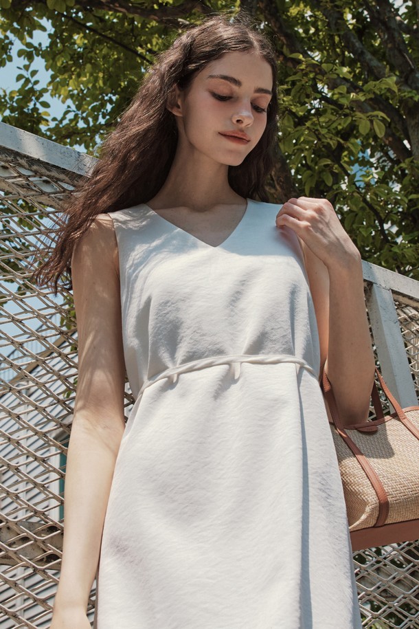 부드러운 촉감의 아이보리 컬러 슬리브리스 브이넥 원피스입니다. 레이온, 폴리에스터, 나일론 혼방 소재로 제작되었으며, A라인 핏과 벨트 세트 구성으로 로맨틱하고 러블리한 분위기를 연출합니다. 안감이 있어 비침 걱정 없이 시스루 디자인을 즐길 수 있으며, 여름철 일상룩으로 활용하기 좋습니다.
