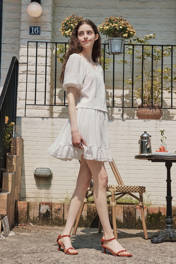 여성스러운 무드의 키튼 레이스 스커트입니다. 부드러운 면과 폴리에스테르 혼방 소재로 제작되어 편안한 착용감을 선사하며, 시원한 여름철에 어울리는 통기성을 갖췄습니다. A라인 플리츠 디자인에 허리 밴딩과 안감 처리가 되어 있어 활동성을 높였으며, 은은하게 비치는 레이스 디테일로 페미닌한 매력을 더했습니다.
