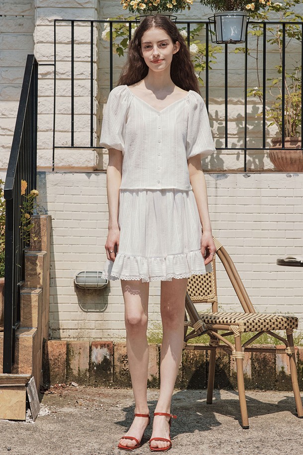 화사한 레이스 패턴과 퍼프 소매 디테일이 돋보이는 키튼 퍼프 레이스 블라우스입니다. 부드러운 면 소재로 제작되어 봄, 여름 시즌에 시원하고 편안하게 착용할 수 있으며, 페미닌한 무드를 연출합니다. 루즈핏 브이넥 디자인으로 여성스러운 실루엣을 강조하며, 약간의 비침이 있어 더욱 매력적입니다.
