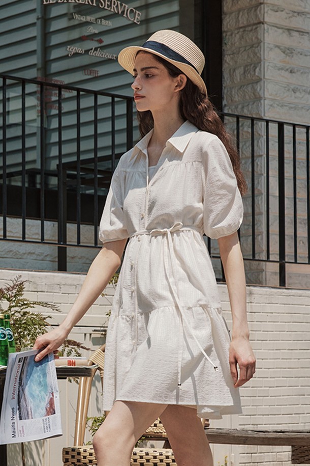 로맨틱하고 페미닌한 무드의 아이보리 컬러 소프트 셔츠 원피스입니다. 부드러운 면, 레이온, 폴리에스터 혼방 소재에 레이스 패턴과 셔츠 칼라 디자인으로 여성스러운 분위기를 더했습니다. 루즈핏에 허리 스트링으로 실루엣을 조절할 수 있으며, 이너 드레스가 포함되어 비침 걱정 없이 편안하게 데일리 또는 일상복으로 활용 가능합니다.
