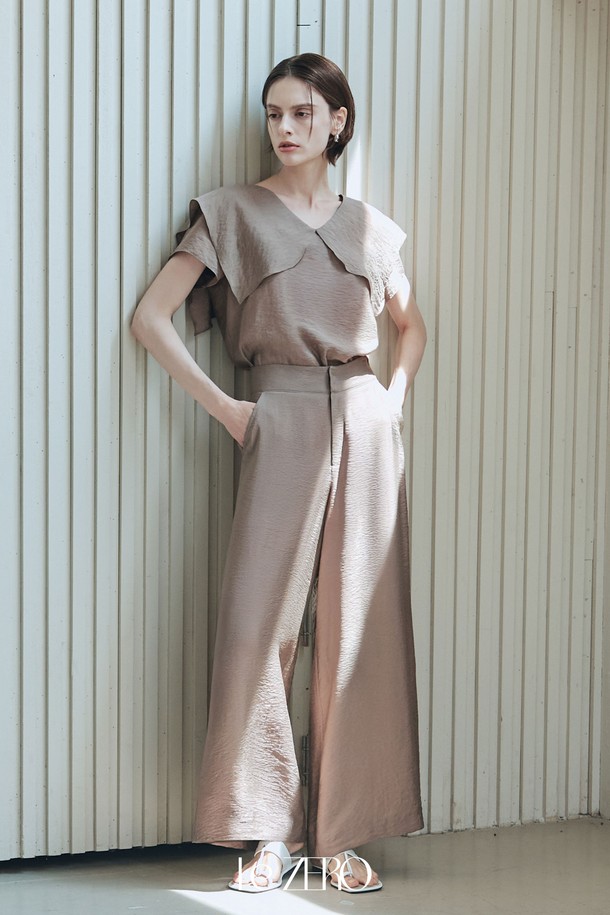 "르제로 플로웨어 프릴 블라우스 / 쿨 브라운"은 우아한 스타일을 연출하는 여성 블라우스입니다. 린넨 조직감과 시원한 터치감의 레이온, 나일론 혼방 소재로 제작되어 여름에도 쾌적하게 착용 가능하며, 루즈핏과 브이넥 디자인으로 편안함을 더했습니다. 긴 소매와 프릴 디테일이 여성스러운 분위기를 자아내며, 뒷 단추와 옆트임으로 포인트를 주었으며 비침 걱정 없이 부드럽고 매끄러운 촉감을 느낄 수 있습니다.
