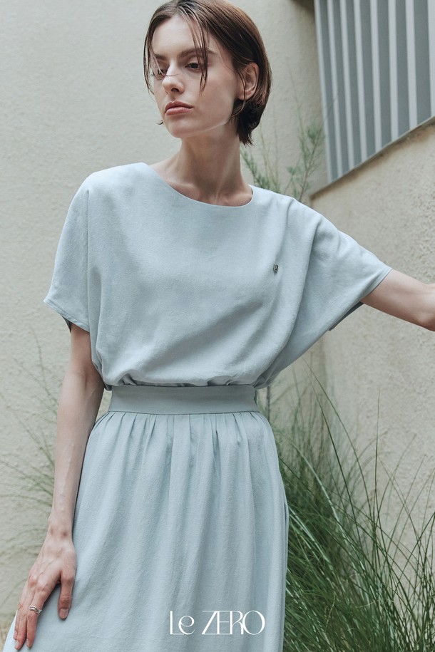 산뜻한 스카이 블루 컬러의 르제로 쿨 린넨 블라우스 & 스커트 세트입니다. 린넨, 레이온, 폴리에스테르 혼방의 부드러운 촉감과 루즈핏으로 편안하게 착용 가능하며, 라운드넥 반소매 디자인에 블라우스 밑단과 스커트 허리 밴딩으로 활동성을 더했습니다. 우아하고 러블리한 무드를 연출하며, 단품으로도 활용할 수 있어 데일리룩 또는 일상복으로 좋습니다.
