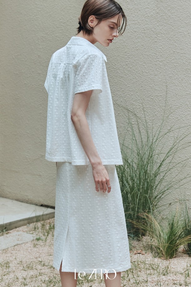 르제로 에어코튼 레이스 스커트는 부드러운 면 소재로 제작되어 봄, 여름 시즌 데일리 룩에 적합한 여성용 레이스 스커트입니다. 우아한 H라인 핏에 플라워, 스트라이프 패턴의 레이스 디테일이 돋보이며, 얇고 시스루 디자인으로 시원한 착용감을 선사합니다. 바이오 가공 처리 및 이너 라이닝을 더해 섬세하면서도 편안한 착용감을 느낄 수 있습니다.
