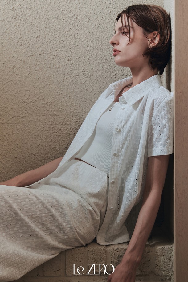 르제로 에어코튼 레이스 셔츠는 여성용 상의로, 봄과 여름에 어울리는 릴랙스핏 디자인의 셔츠/블라우스입니다. 부드러운 면 소재로 제작되었으며, 얇은 두께감과 칼라 네크라인, 반소매 기장이 특징입니다. 에코 친화적 바이오 가공 처리된 화이트 컬러의 셔츠로, 꽃과 스트라이프 자수 레이스 패턴이 섬세하게 표현되어 베이직하면서도 여성스러운 분위기를 연출합니다.
