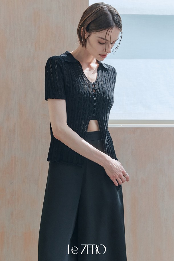 르제로 아이스 펀칭 카라 가디건은 부드러운 면 소재로 제작되어 흡습 및 통기성이 뛰어납니다. 미니멀한 디자인에 펀칭과 골지 패턴, 웨이브 및 스캘럽 니트 디테일이 더해져 세련된 분위기를 연출하며, 릴렉스 핏과 반소매 기장으로 편안한 착용감을 제공합니다. 블랙 컬러와 레귤러 기장으로 다양한 스타일 연출에 활용하기 좋은 여름철 여성 의류입니다.
