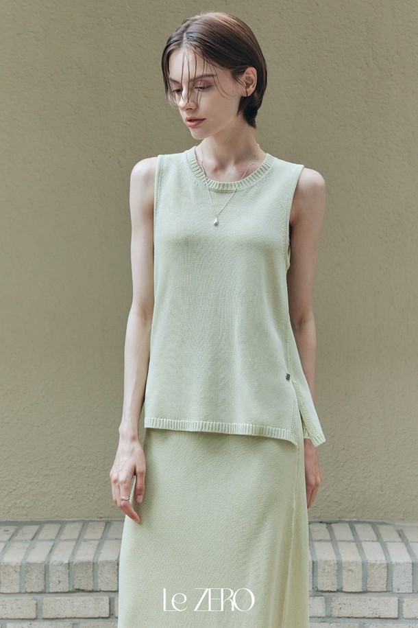 **[세트] 르제로 네오 나시 니트 & 스커트 / 라이트 올리브**는 봄, 여름 시즌에 어울리는 여성용 니트 세트입니다. 라이트 올리브 컬러의 무지 디자인으로 미니멀한 스타일을 연출하며, 릴랙스핏의 H라인 롱스커트와 민소매 라운드넥 니트가 세련된 조화를 이룹니다. 아크릴, 레이온, 린넨, 폴리에스테르 혼방 소재로 제작되어 흡습 및 통기성이 뛰어나 쾌적하며, 신축성 있는 촉감과 자연스러운 드레이프가 특징입니다.
