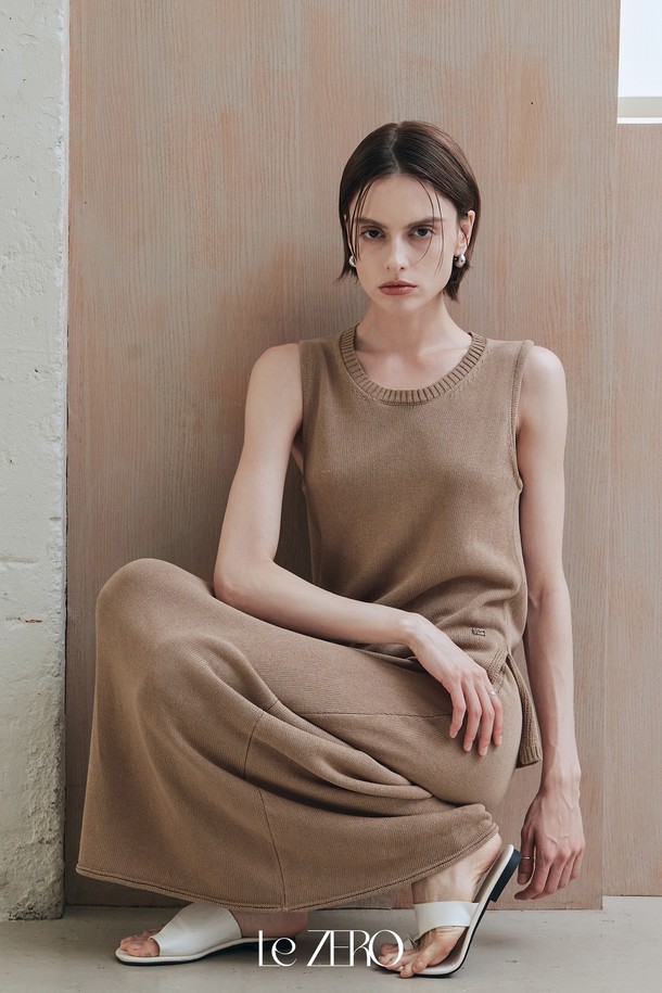 **[세트] 르제로 네오 나시 니트 & 스커트 / 라이트 브라운**

미니멀하고 엘레강스한 무드의 르제로 네오 세트는 부드러운 촉감의 아크릴, 레이온, 린넨, 폴리에스테르 혼방 소재로 제작되어 여름철에도 시원하게 착용 가능합니다. 릴랙스핏의 H라인 롱스커트와 민소매 니트 상의가 자연스러운 실루엣을 연출하며, 77사이즈까지 편안하게 착용할 수 있습니다. 흡습 기능과 안감이 있어 쾌적하며, 라이트 브라운 컬러가 은은한 분위기를 더합니다.
