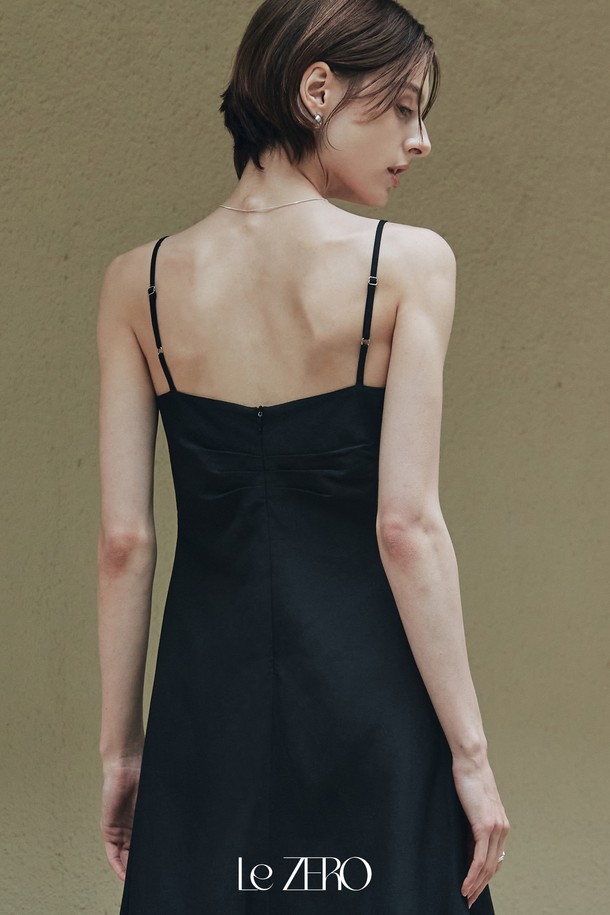 르제로 코튼 린넨 원피스 블랙은 부드러운 촉감의 면과 린넨 혼방 소재로 제작되어 여름철 데일리 또는 리조트룩으로 활용하기 좋습니다. 슬림 숄더 스트랩과 백 턱 디테일이 로맨틱한 무드를 더하며, A라인 핏과 브이넥 디자인으로 여성스러운 실루엣을 완성합니다. 신축성이 있어 편안하게 착용 가능하며, 비침 걱정 없이 시원하게 즐길 수 있습니다.
