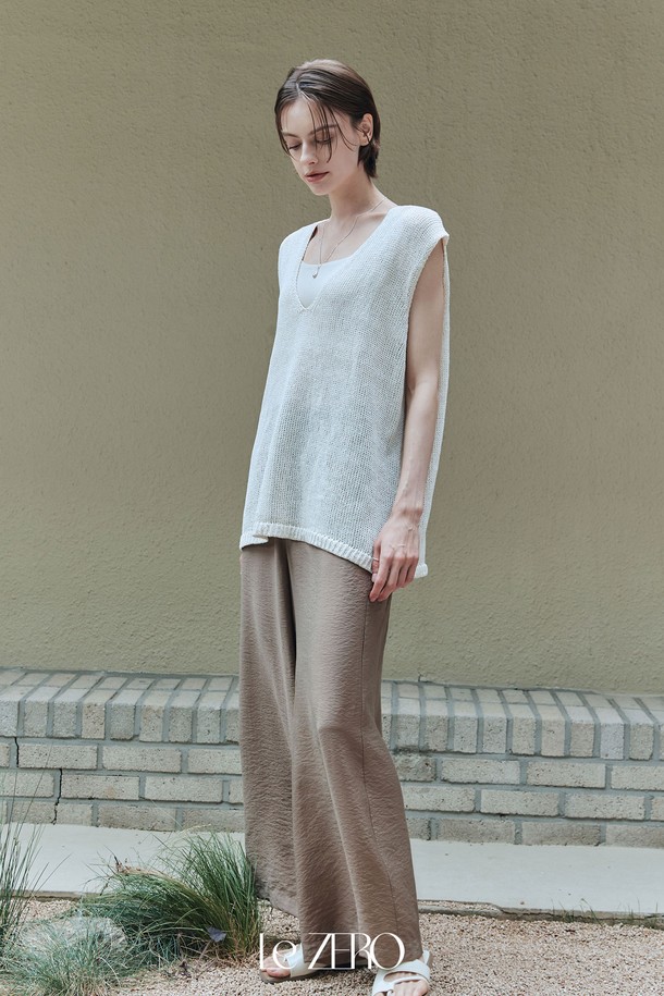 르제로 아이스 브리즈 브이넥 베스트는 시원하고 쾌적한 착용감을 선사하는 여성용 여름 니트입니다. 면과 레이온 혼방 소재에 종이(닥섬유)를 더해 흡습 및 속건 기능을 갖췄으며, 루즈한 니트 짜임과 부드러운 촉감으로 편안함을 더했습니다. 아이보리 컬러의 민소매 디자인과 베이직하면서도 미니멀한 스타일로 다양한 룩에 활용하기 좋으며, 오버핏 또는 루즈핏으로 자연스러운 실루엣을 연출합니다.

